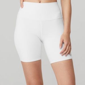 Alo 7" High-Waist Biker Short in White, Size M